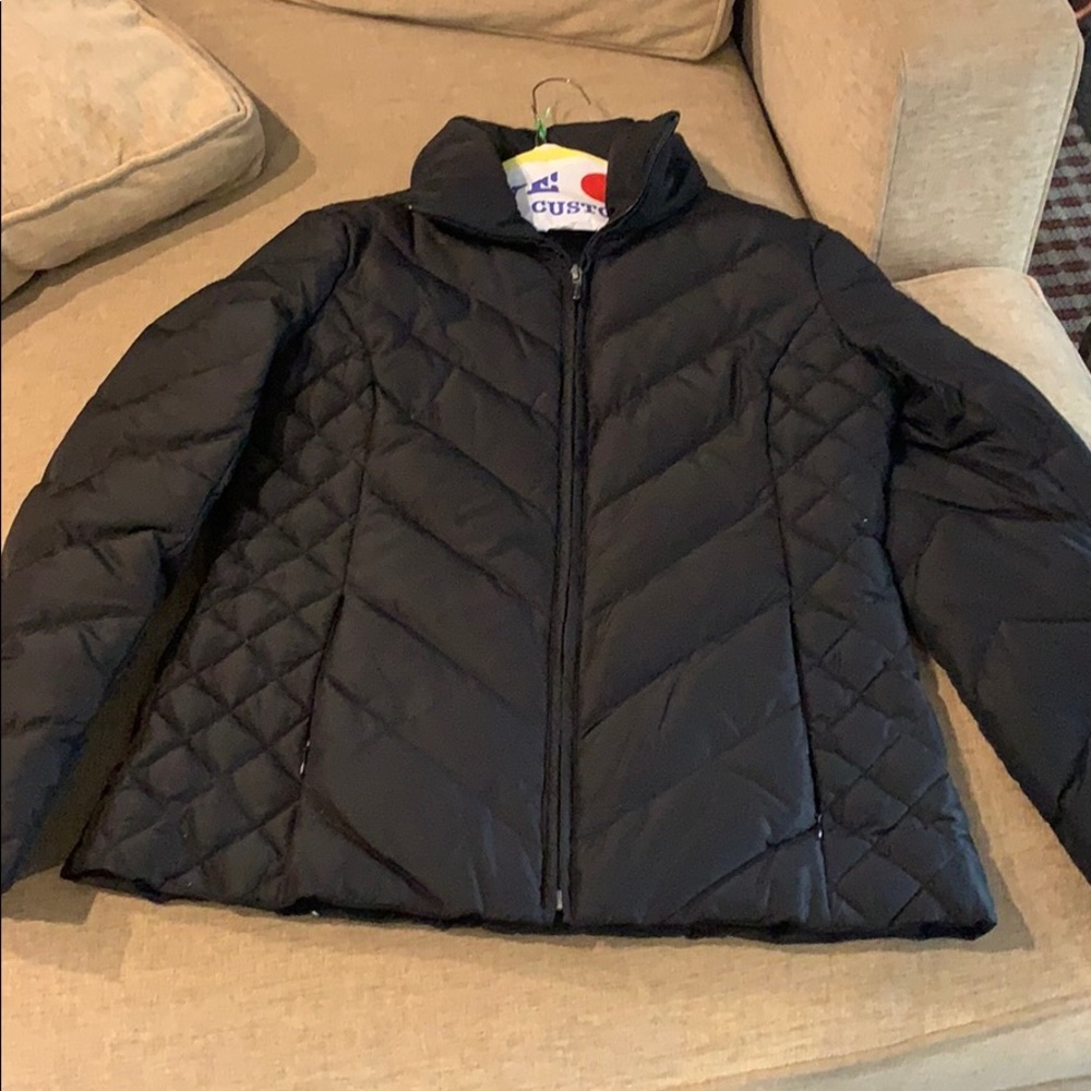 Women’s light puffer jacket.